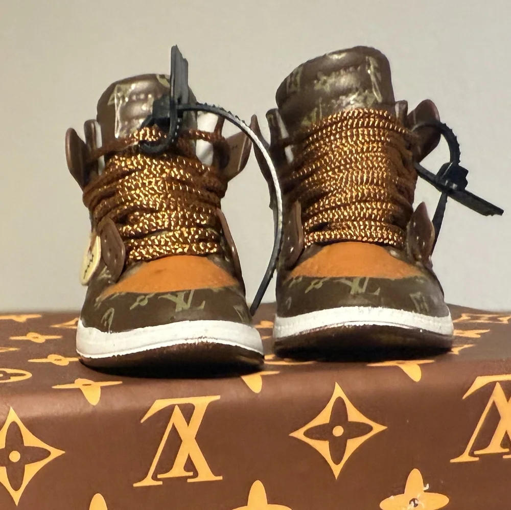 Luxe Inspired High-Top Pair Of Sneaker Keychains With Box! - Picture 8 of 12